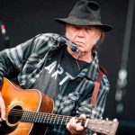 Cantante demanda a la campaña de Trump por usar sus canciones neil young