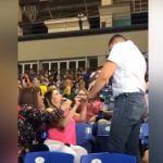Mujer «pega jonrón» con propuesta de matrimonio en estadio de Nicaragua nicaragua