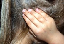 Un pedófilo chantajeó a sus víctimas para hacerles lamer inodoros y comer comida para perros