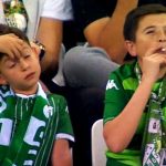 La verdadera historia del de niño que fuma en un partido de fútbol turquia