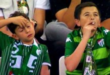 La verdadera historia del de niño que fuma en un partido de fútbol turquia