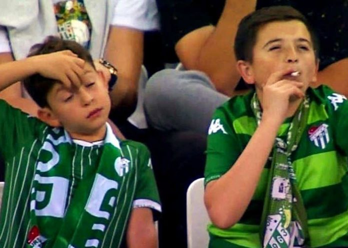 nino-fumador-turquia turquia