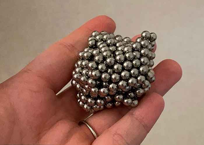 nino-se-traga-imanes