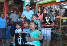 Tiendas Chacalele regala mochilas a niñez de Masaya