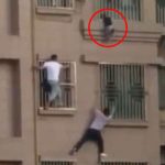 Dos hombres trepan 4 pisos para salvar a niño que estaba a punto de caer china