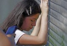 Niños de inmigrantes detenidos dependen de extraños para sobrevivir