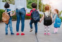 Policía encuentra a 26 niños tras falsa pared en guardería en EEUU