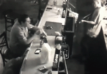 Video: La reacción de un hombre ante un violento asalto a un bar