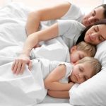 ¿Debe dormir el bebé en la cama con sus padres? padres alternativos