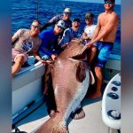 Capturaron un pez gigantesco de 50 años y casi 160 kilos de peso (FOTOS) pescador