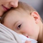 OMS ratifica que madres lactantes con COVID-19 pueden seguir dando pecho amamantar