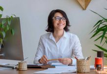 Poner plantas en la mesa de trabajo mejora la salud mental estudio