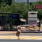Captan en video a mujer que corrió sin ropa en una calle de México monterrey