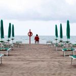 Italia reabre sus playas con la ayuda de aplicaciones y de vigilantes turistas