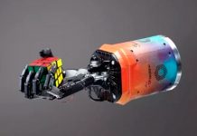 Mano robótica inteligente resuelve el cubo de Rubik