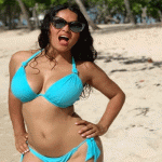 Salma Hayek celebra sus 53 años con bikini y cuerpo de infarto fotos en bikini