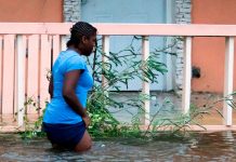 Video: Familias arrastradas por las corrientes del huracán Dorian