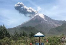 Volcán Merapi entra en erupción arrojando humo y ceniza a 2.000 metros erupcion