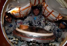 El astronauta Luca Parmitano entrega el mando de la EEI traspaso