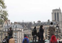 Buscan a protagonista de una foto tomada antes del incendio en Notre Dame paris