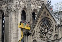 Instalan un enorme paraguas para cubrir de lluvias a Notre Dame francia