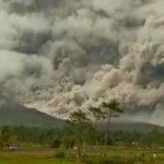 El volcán más alto de Indonesia lanza nubes calientes de 4,5 kilómetros indonesia