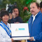 Cmdte. Daniel y Cra. Rosario entregan Reconocimientos a Mejores Alumnos y Docentes nicaragua