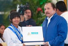 Cmdte. Daniel y Cra. Rosario entregan Reconocimientos a Mejores Alumnos y Docentes nicaragua