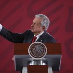 Presidente de México muestra cámara espía hallada en Palacio Nacional mexico