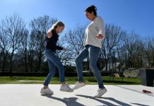 Se rompe los tobillos intentando hacer un baile viral en Tik Tok reino unido