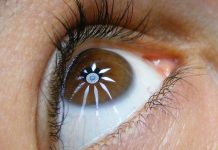 Le detentan 500 orificios en los ojos por uso excesivo de su celular taiwan