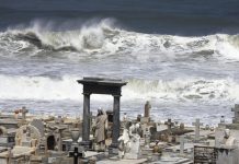 Enormes olas azotan Puerto Rico y el mar inunda las calles puerto rico