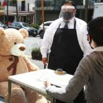 Cafetería mexicana usa osos gigantes de peluche para acompañar a los clientes mexico