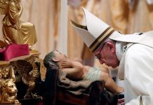 Papa Francisco «Paradojas de hoy, cuando unos pocos celebran banquetes y muchos no tienen pan para vivir» europa