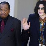 El médico de Michael Jackson revelo que el cantante fue «castrado químicamente» por su padre estados unidos