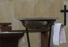Iglesia suspende a sacerdote tras zarandear a niño durante bautizo