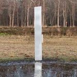 Otro monolito aparece en isla británica y en Países Bajos monolito