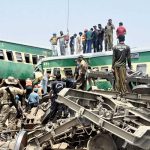 Dos trenes colisionan de frente y deja varios muertos en Pakistán once muertos