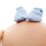 ¡En plena calle! Mujer da a luz frente al hospital (VIDEO) mexico