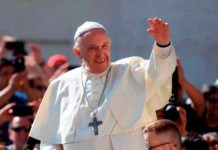 Miles de peruanos rezan el Ave María con el papa Francisco