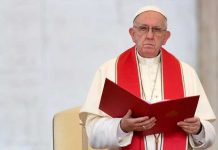 Papa enfurece a víctimas de abusos tras rechazar renuncia de cardenal roma