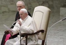 El Papa cierra la posibilidad de ordenar sacerdotes a hombres casados papa francisco