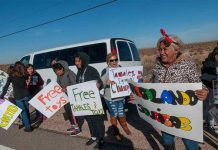 Organizaciones se disfrazan de Papa Noél para alegrar a los menores inmigrantes