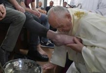 Papa Francisco lava y besa los pies de 12 reclusos en Roma