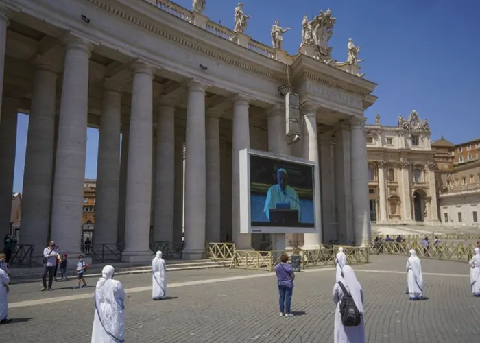 Tras meses fieles regresan a plaza de San Pedro para la bendición papal roma