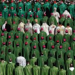 Víctimas de abusos protestan durante congreso en el vaticano europa
