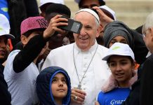 Francisco pasea a niños migrantes en su papamóvil