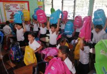 Niños de primaria reciben con alegría paquetes escolares en Managua nicaragua