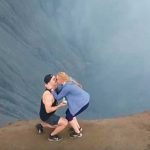 La aterradora pedida de mano de un joven a su novia durante visita a un volcán aterradora