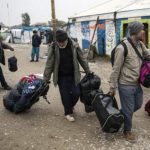 Policía evacúa el mayor campamento de inmigrantes de París francia